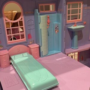 Vintage Barbie house + a few accessories
